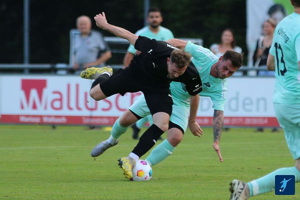 Ligaprimus 1. FC Rieden (in Schwarz) will beim SV Köfering (helles Trikot) nichts anbrennen lassen. Ligaprimus 1. FC Rieden (in Schwarz) will beim SV Köfering (helles Trikot) nichts anbrennen lassen.