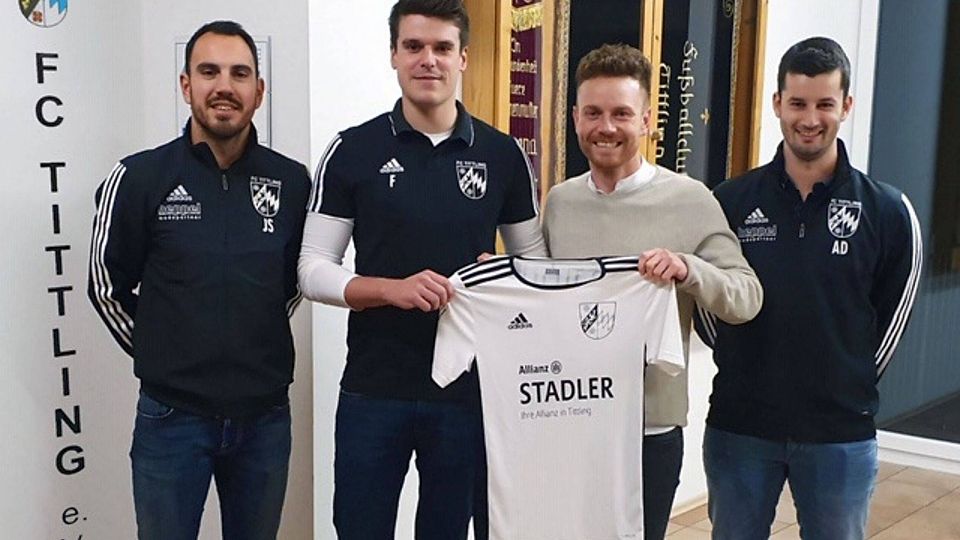 Johannes Gastinger (2.v.re.) bei seiner Vorstellung mit dem Sportlichen Leiter Josef Sigl (li.), dem 1. Vorsitzenden Marco Fesl (2.v.li.) und Abteilungsleiter Andreas Dankesreiter (re.).  