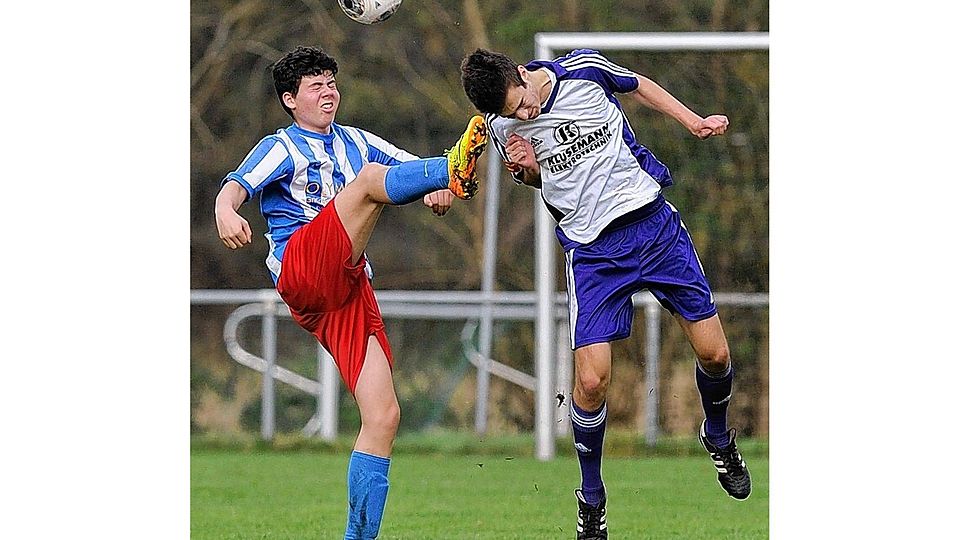 Garantiert nichts für Weicheier: Philipp Lorenzen (SG VfR/Saxonia, rechts) klärt mutig vor Travemündes Christian Cairoli. Foto: Sell