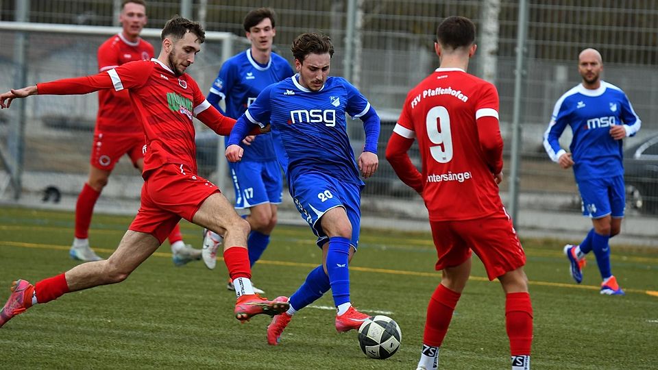 Der Ball rollt wieder: Hier treibt Özcan Özbek (M.) das Ismaninger Spiel nach vorne.