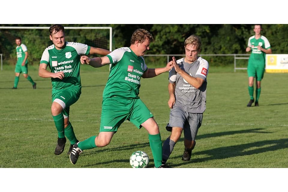 Robin Köhler (am Ball) und David Klöckner (links) wollen mit dem TuSpo Breidenstein nach dem 3:1 gegen Morns-/Erd-/Frohnhausen (rechts Rico Prinz) am Mittwoch mit der SG Hörlen/Lixfeld den nächsten A-Ligisten ausschalten. Robin Köhler (am Ball) und David Klöckner (links) wollen mit dem TuSpo Breidenstein nach dem 3:1 gegen Morns-/Erd-/Frohnhausen (rechts Rico Prinz) am Mittwoch mit der SG Hörlen/Lixfeld den nächsten A-Ligisten ausschalten. © Jens Schmidt Robin Köhler (am Ball) und David Klöckner (links) wollen mit dem TuSpo Breidenstein nach dem 3:1 gegen Morns-/Erd-/Frohnhausen (rechts Rico Prinz) am Mittwoch mit der SG Hörlen/Lixfeld den nächsten A-Ligisten ausschalten. Robin Köhler (am Ball) und David Klöckner (links) wollen mit dem TuSpo Breidenstein nach dem 3:1 gegen Morns-/Erd-/Frohnhausen (rechts Rico Prinz) am Mittwoch mit der SG Hörlen/Lixfeld den nächsten A-Ligisten ausschalten. © Jens Schmidt
