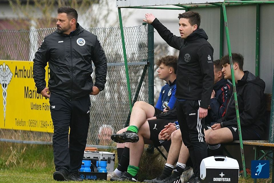 Deutliche Leistungssteigerung: Die von Pascal Krämer (vorne rechts) und Antonio Maci (links) trainierte SG Bleialf/Mehlental kam vier Tage nach dem 0:3 gegen die SG Schneifel II nun zu einem 1:1 gegen den selben Kontrahenten. Deutliche Leistungssteigerung: Die von Pascal Krämer (vorne rechts) und Antonio Maci (links) trainierte SG Bleialf/Mehlental kam vier Tage nach dem 0:3 gegen die SG Schneifel II nun zu einem 1:1 gegen den selben Kontrahenten.
