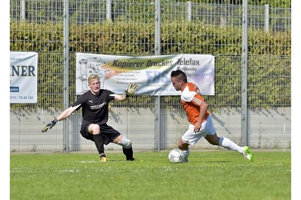 Calcio-Keeper Dominik Ferdek (links) ist beim Konter-Treffer von Emre Yildizeli  zum 2:0 für Stammheim chancenlos. Tom Bloch