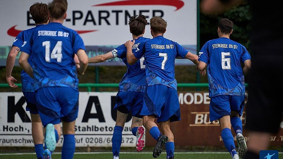 Die SpVgg Sterkrade 06/07 bejubelt den Derbysieg. 