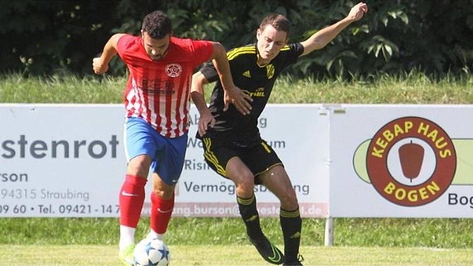 Der SV Perkam (in schwarz-gelb) will der SpVgg GW Deggendorf ein Bein stellen. F: Siering