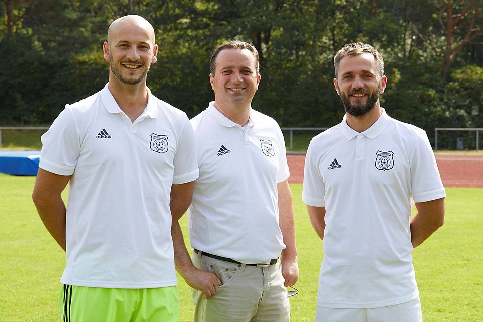Fortsetzung: Kastrioti Stukenbrocks erster Vorsitzender Bekim Beqiri (Mitte) freut sich über die Verlängerung von Co-Trainer Feim Statovci (l.) und Coach Milaim Bobaj (r.).