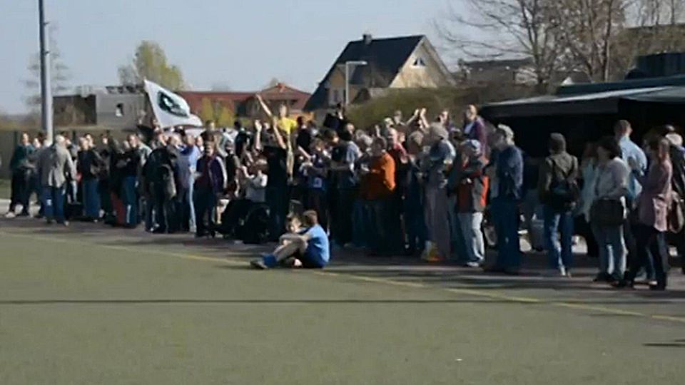 Johannisthal: die Ultras der Sportfreunde beim Spiel gegen TeBe. Quelle: YouTube-Screenshot, http://youtu.be/347sFflz2YA