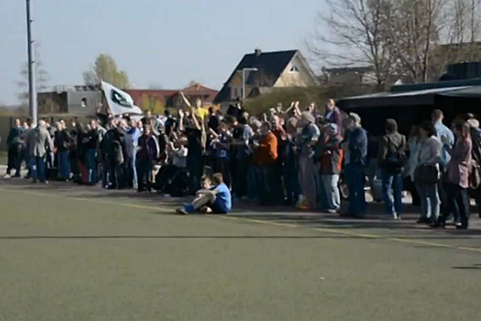 Johannisthal: die Ultras der Sportfreunde beim Spiel gegen TeBe. Quelle: YouTube-Screenshot, http://youtu.be/347sFflz2YA