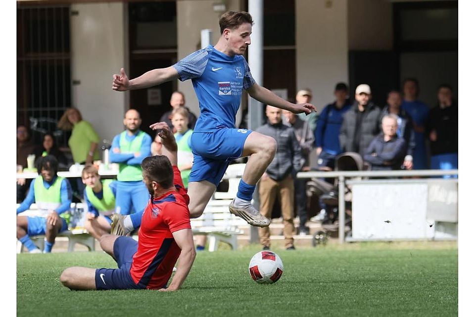 Fränkisch-Crumbachs Till Seeger (rechts) springt über die Grätsche von Maximilian Reitz (SG Rimhorn/Neustadt).	Foto: Herbert Krämer