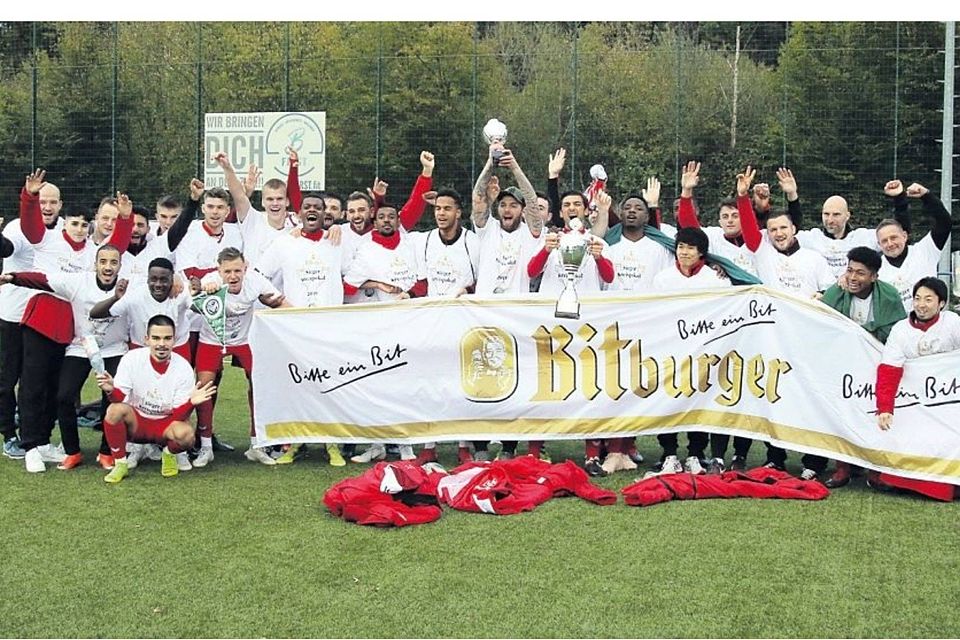 So sehen Sieger aus: Die Mittelrheinliga-Spieler des FCH bejubeln den Kreispokal-Triumph
