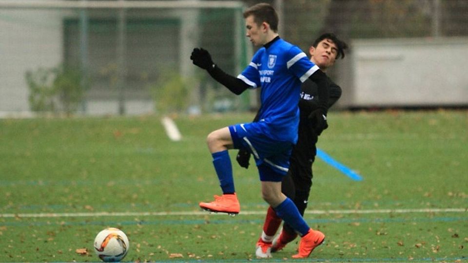 Trainer Luca Vanni kann auf die Unterstützung aus der eigenen U16 (blau) bauen.  F: Wolff