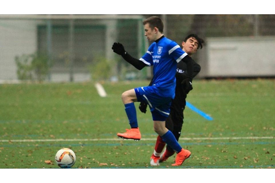 Trainer Luca Vanni kann auf die Unterstützung aus der eigenen U16 (blau) bauen.  F: Wolff