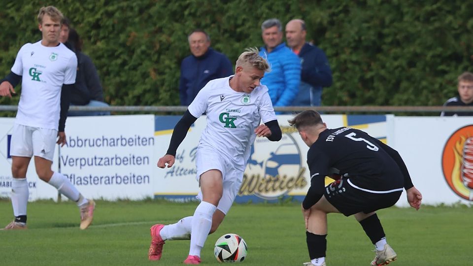 Christoph Haussmann (am Ball) vom Fußball-Kreisligisten TSV Altenstadt im Heimspiel gegen den TSV Landsberg II am 15. September 2024.