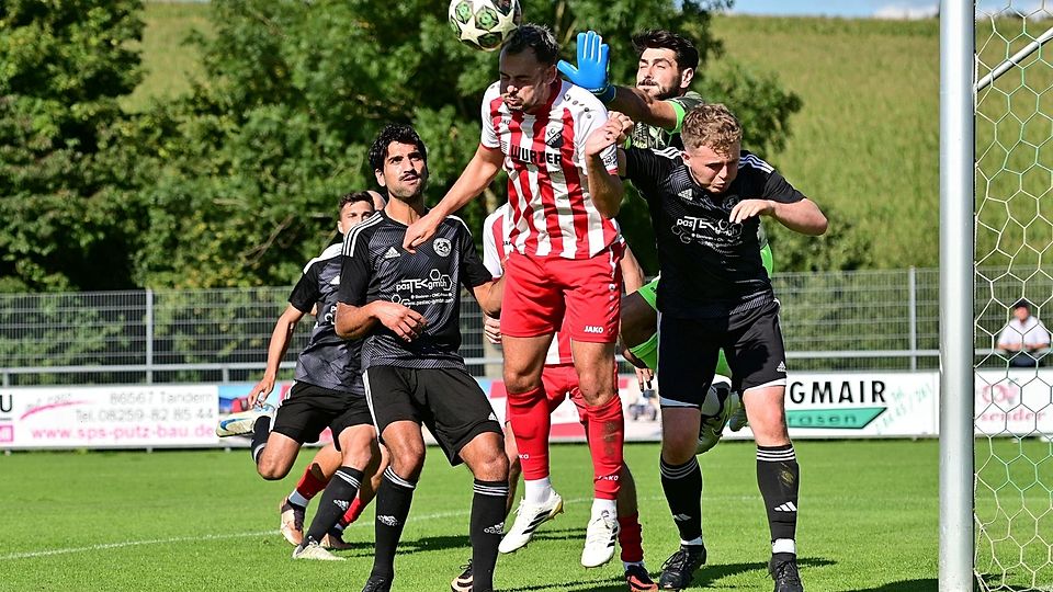 Der FC Affing verließ in Gerolsbach erstmals in dieser Saison den Platz nicht als Sieger. Hier klärt Manuel Tutschka vor Gerolsbachs Fabian Fottner (rechts) und Yunus Halici.