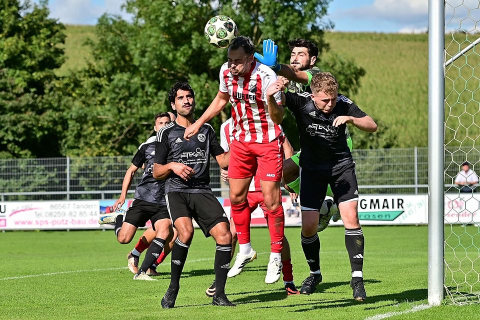 Der FC Affing verließ in Gerolsbach erstmals in dieser Saison den Platz nicht als Sieger. Hier klärt Manuel Tutschka vor Gerolsbachs Fabian Fottner (rechts) und Yunus Halici.