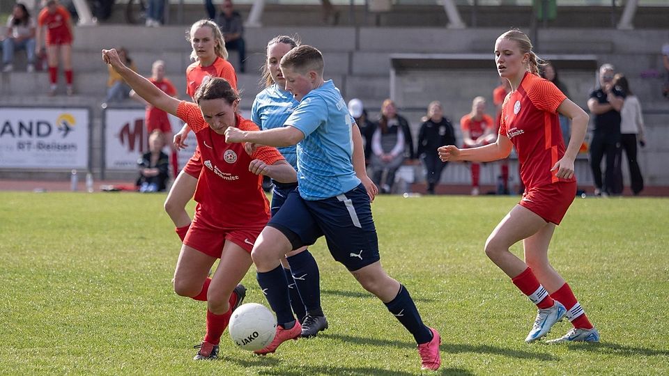 Fußball BZL Frauen Markt Schwaben (rot) links Johanna Gaubatz , rechts Luisa Bauer