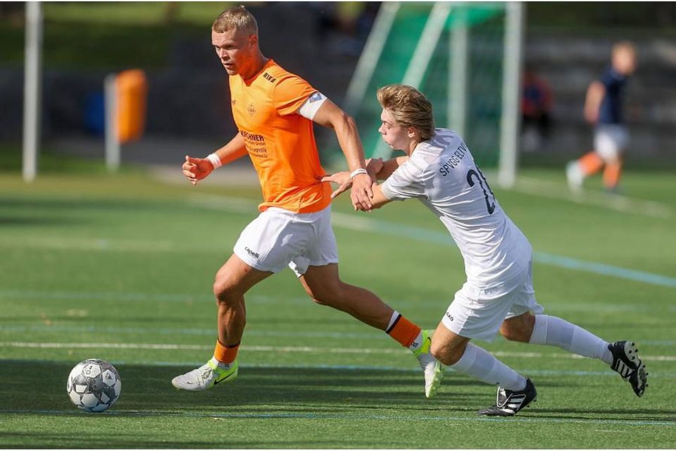 Kapitän und Torjäger Gerit Wintermeyer führt den FC Bierstadt in der Fußball-Gruppenliga zum Heimsieg über die Spvgg. Eltville um Leo Zaltenbach (r.).	Foto: Frank Heinen