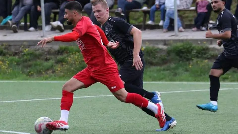 Türk Gücü Breidenbach war im Derby in Weidenhausen, wenn, dann zielgerichtet im Vorwärtsgang. Hier zieht Burak Yilmaz Dominik Jung davon. © Jens Schmidt