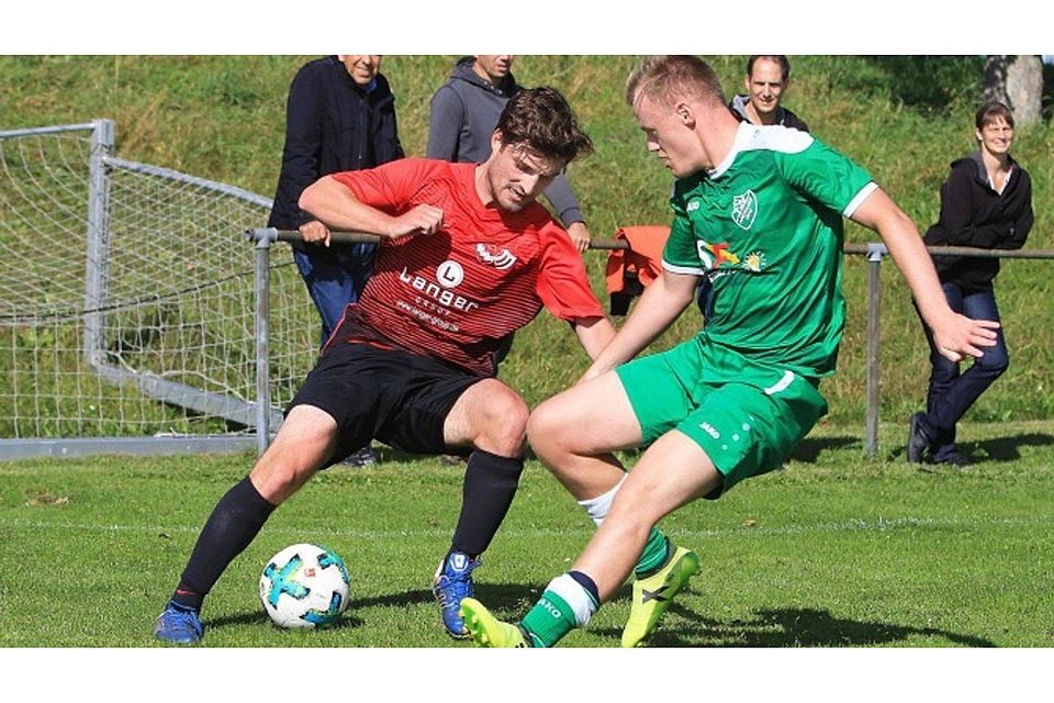 Florian Reisch (links) und Ligaschlusslicht SG Illmensee/Heiligenberg bekommen am Sonntag prominenten Besuch: Landesliga-Absteiger Hegauer FV steht auf Tabellenplatz zwei. Foto: Karl-Heinz Bodon