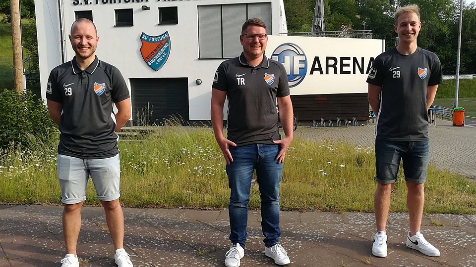 Fortuna-Reserve-Trainer Fabian Wüst (Mitte) freut sich, dass die Hebbinghaus-Brüder nach einem Jahr bei der SpVg Bürbach wieder nach Freudenberg zurückkehren.