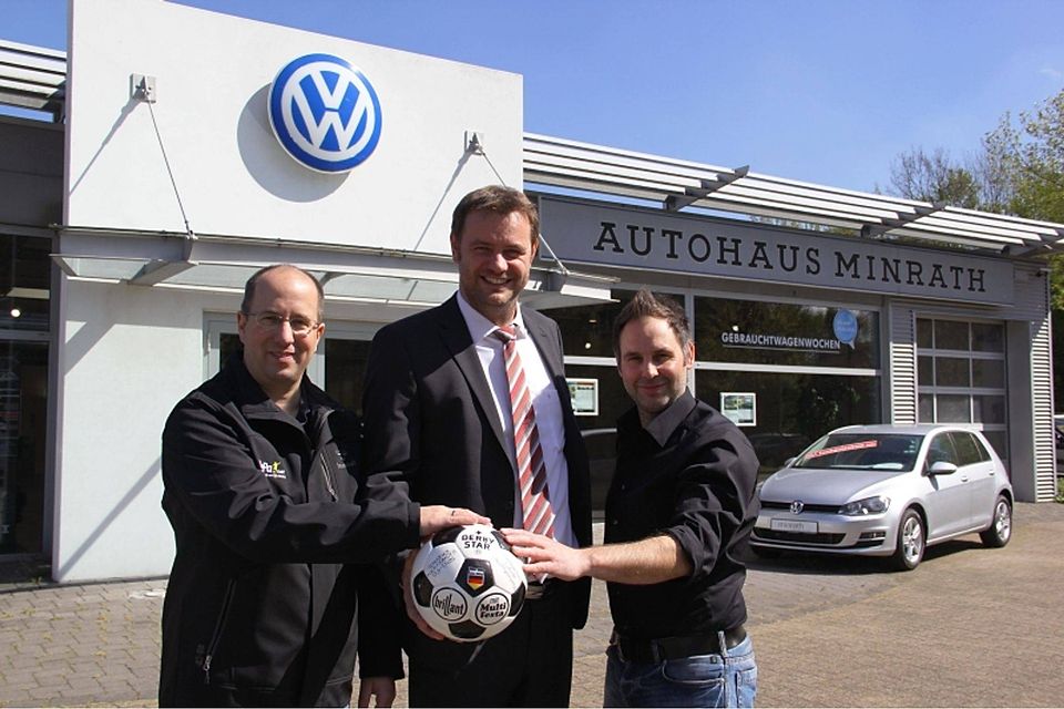 Christian Kurth (FuPa Niederrhein), Mattes Hüsch (Centerleiter Autohaus Minrath) und Michael Jasmund (Regionale Sporthelden; v.l.) freuen sich auf die Premiere in Kleve. Foto: RSH
