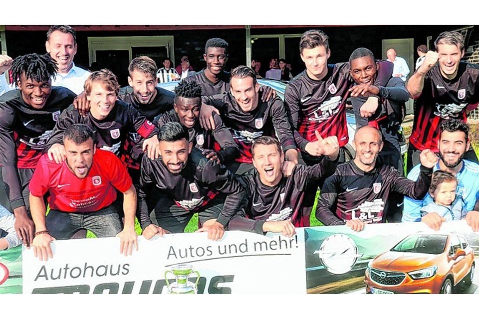 Die Mannschaft des 1. FC Heinsberg-Lieck gewann den zweiten Meures-Cup beim FC Wanderlust Süsterseel, feierte den wie ein Champion. Foto: agsb