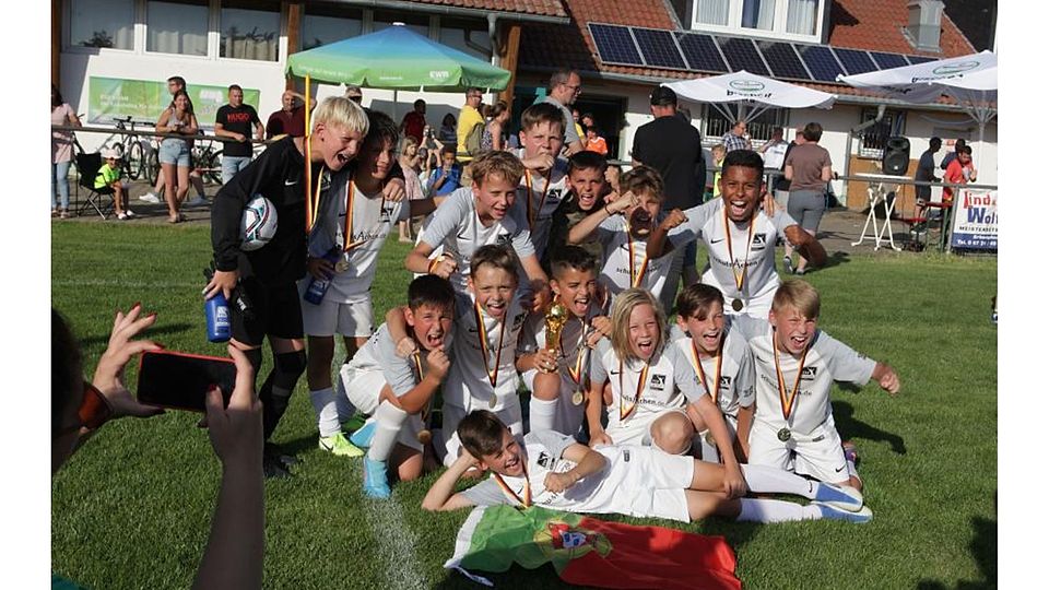 Stolz präsentiert der TSV Schott Mainz im Namen Portugals den WM-Pokal.
