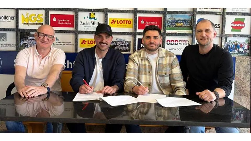 Vertragsunterschrift in Bad Kreuznach: Amin Ouachchen (Zweiter von links) mit seinem neuen Co-Trainer Baris Yakut sowie Mario Spreitzer, dem Sportlichen Leiter der Eintracht (links) und dem SGE-Vorsitzenden Patrick Krick (rechts).