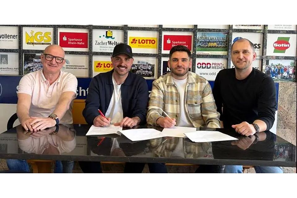 Vertragsunterschrift in Bad Kreuznach: Amin Ouachchen (Zweiter von links) mit seinem neuen Co-Trainer Baris Yakut sowie Mario Spreitzer, dem Sportlichen Leiter der Eintracht (links) und dem SGE-Vorsitzenden Patrick Krick (rechts).