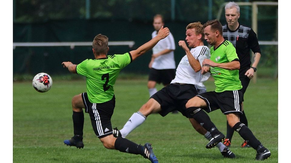 Spielgemeinschaft: Die Oderberger (in Weiß/im Pokal gegen den Friedrichswalder SV) kooperieren mit den Lunowern.  ©
