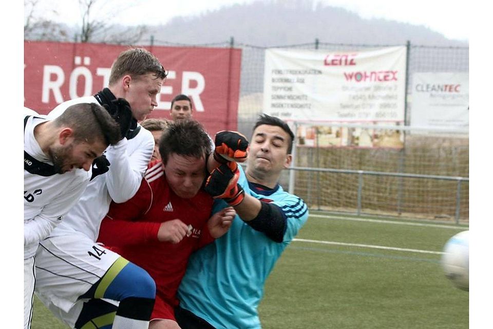 Nach einer Flanke köpft Daniel Alankus (links) im Spiel gegen die Sportfreunde Bühlerzell das 2:0 für den Tura Untermünkheim.