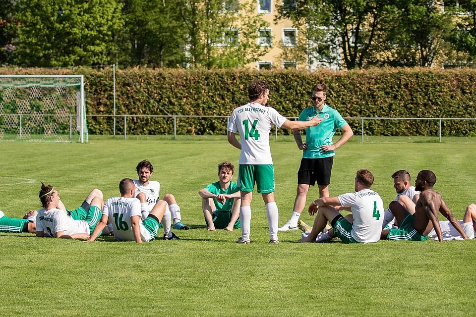 Eine Standpauke gab’s für die Altenstadter Fußballer von Spielertrainer Christoph Schmitt (stehend, Nummer 14).