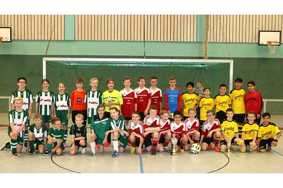 Turniersieger DJK-SV Bunnen (in rot), gemeinsam mit dem Zweiten Löningen II (in gelb) und dem Dritten Evenkamp. Foto: Stefan Beumker
