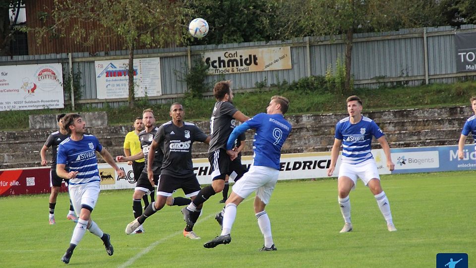 Knapp mit 1:0 hielt der TuS Rosenberg (in Blau-Weiss) die favorisierten Gäste vom Amberger Bergsteig (in Schwarz) nieder.