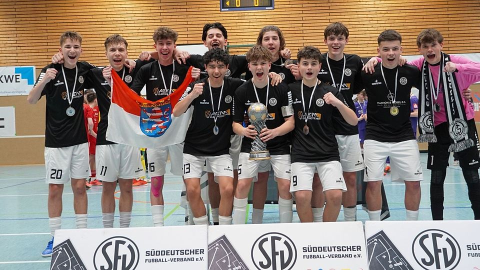So sehen Sieger aus: Die U17 der SG Germania Wiesbaden hat sich für die Deutsche-Futsal-Meisterschaft qualifizieren und zählt damit zu den Top-Sechs des Landes.