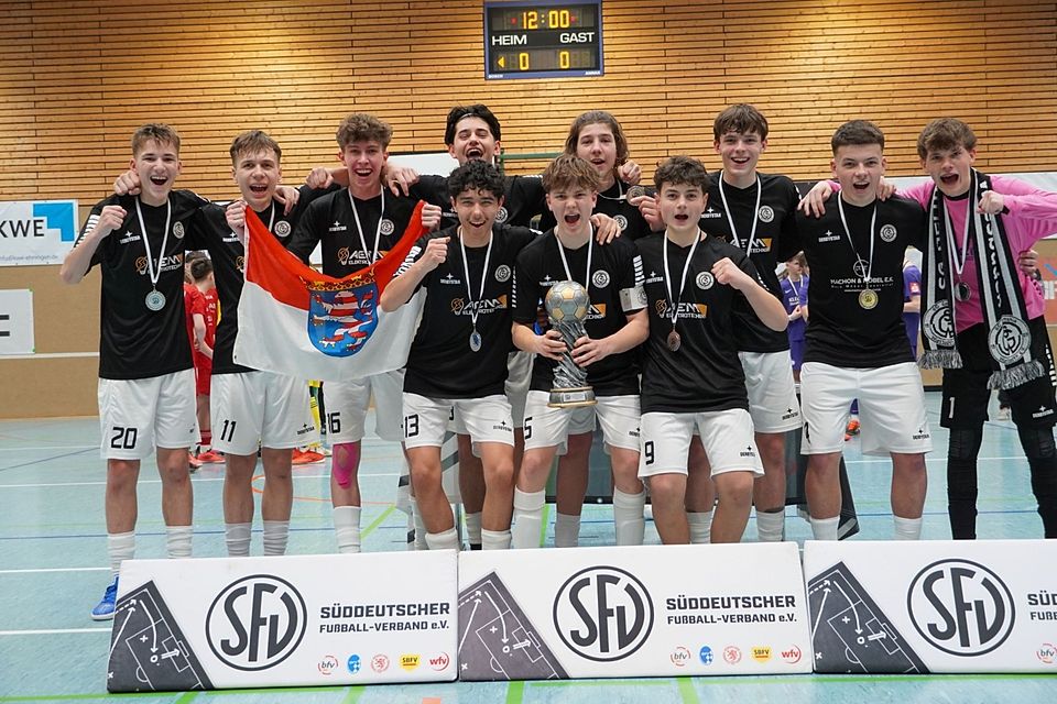 So sehen Sieger aus: Die U17 der SG Germania Wiesbaden hat sich für die Deutsche-Futsal-Meisterschaft qualifizieren und zählt damit zu den Top-Sechs des Landes.