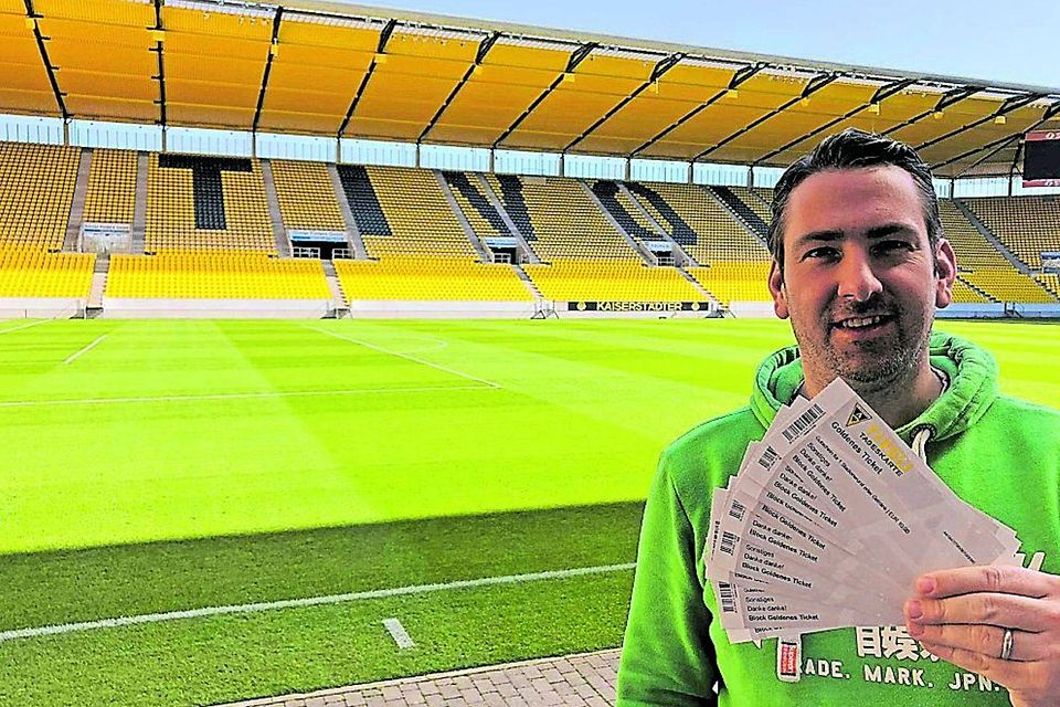 Zeichen der Solidarität: Alemannias Geschäftsführer Martin vomHofe hofft, dass viele „Goldene Tickets“ ihre Interessenten finden.