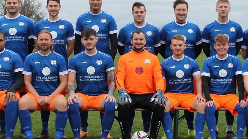 Über fesche, neue Trikots freuen sich die Kicker des TSV Pliening-Landsham, die ihnen Dr. Franziska Stieglbauer (hinten, re.) von der Kieferorthopädie-Praxis aus München-Trudering sponserte. Beim Übergabetermin bedankten sich herzlich für die tolle Unterstützung (hinten, v.l.): Christian König, Behar Dobra, Shehab Alqadi, David Zerak, Kamel Mechri, Thomas te Heesen, Wolfgang Röckelein, Adrian Schindler, Ramon Walker; (vorne) Theodore Wiggins, Ioan Nikels, Dennis Mattusch, Gabriel Hainala, Thomas Fleischer, Florian Scheidweiler, Alexander Schulz und Moritz Märkl.