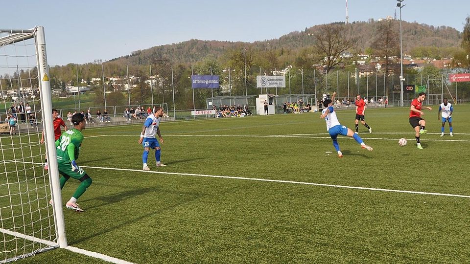 Wettswils Veljko Vukasinovic erzielt auf Pass von Marc Figueiredo die 2:0-Führung gegen Tuggen.