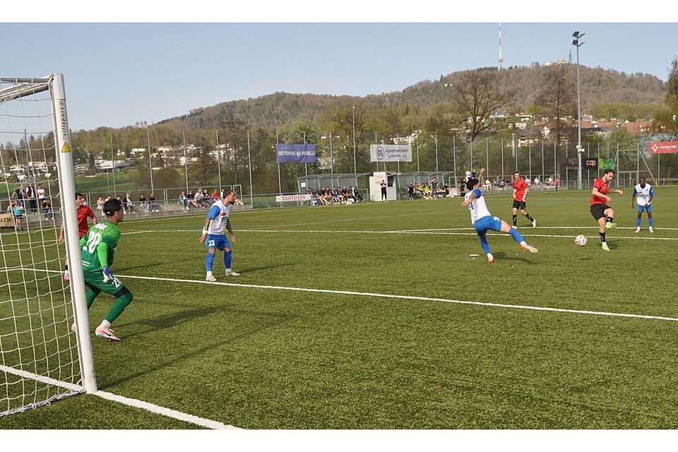 Wettswils Veljko Vukasinovic erzielt auf Pass von Marc Figueiredo die 2:0-Führung gegen Tuggen.