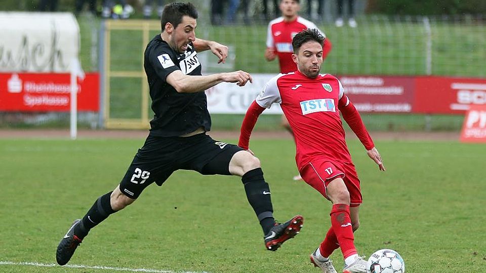 Nach halbjähriger Verletzungspause: Worms‘ Kapitän Sandro Loechelt (rechts), hier im Regionalliga-Spiel gegen Eintracht Trier, ist wieder einsatzbereit.	