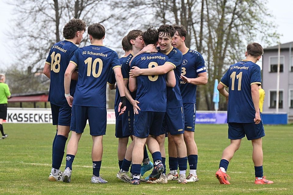 Pokal-Jubel bei der U19 des SV Schwandorf-Ettmannsdorf!