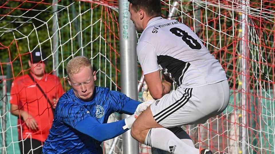 Hinterzartens Kevin Steiert scheint auf dem Ball ins Tor reiten zu wollen. 