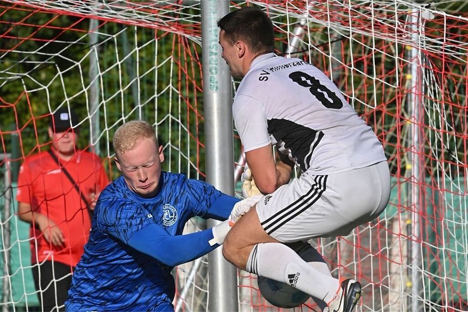 Hinterzartens Kevin Steiert scheint auf dem Ball ins Tor reiten zu wollen. 