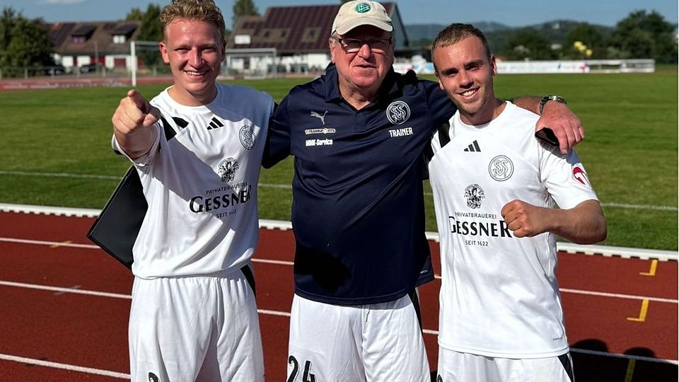 Daumen hoch: Die Kapitäne Oliver Heublein (links) sowie Co-Kapitän Luca Scheler-Stöhr (rechts) mit Trainer Grohmann.