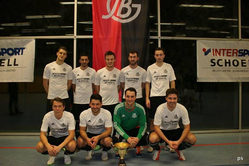 Die glorreichen 9: Die erste Mannschaft des Gastgebers SG Bettringen hat den 3. Intersport Schoell Cup gewonnen. (Foto: SGB)