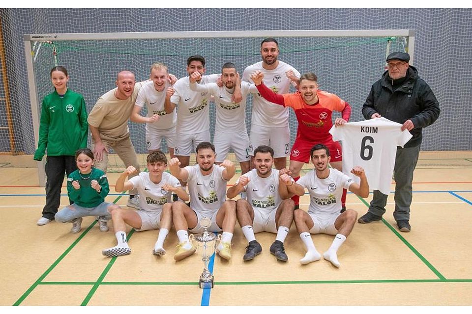 So sehen Sieger aus: Der SV Eintracht Bürstadt hat sich bei der Bürstädter Stadtmeisterschaft im Hallenfußball durchgesetzt. Foto: Thorsten Gutschalk So sehen Sieger aus: Der SV Eintracht Bürstadt hat sich bei der Bürstädter Stadtmeisterschaft im Hallenfußball durchgesetzt. Foto: Thorsten Gutschalk