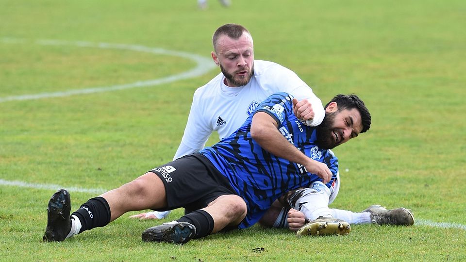 In der Fußball-Landesliga 1 gewinnt der VfB Schloß Holte um Sebastian Räker (o.) das Derby gegen den SV Avenwedde um Ugur Pamuk (u.) mit 4:2. Die Avenwedder scheitern im Spiel nicht nur an mangelhafter Chancenverwertung