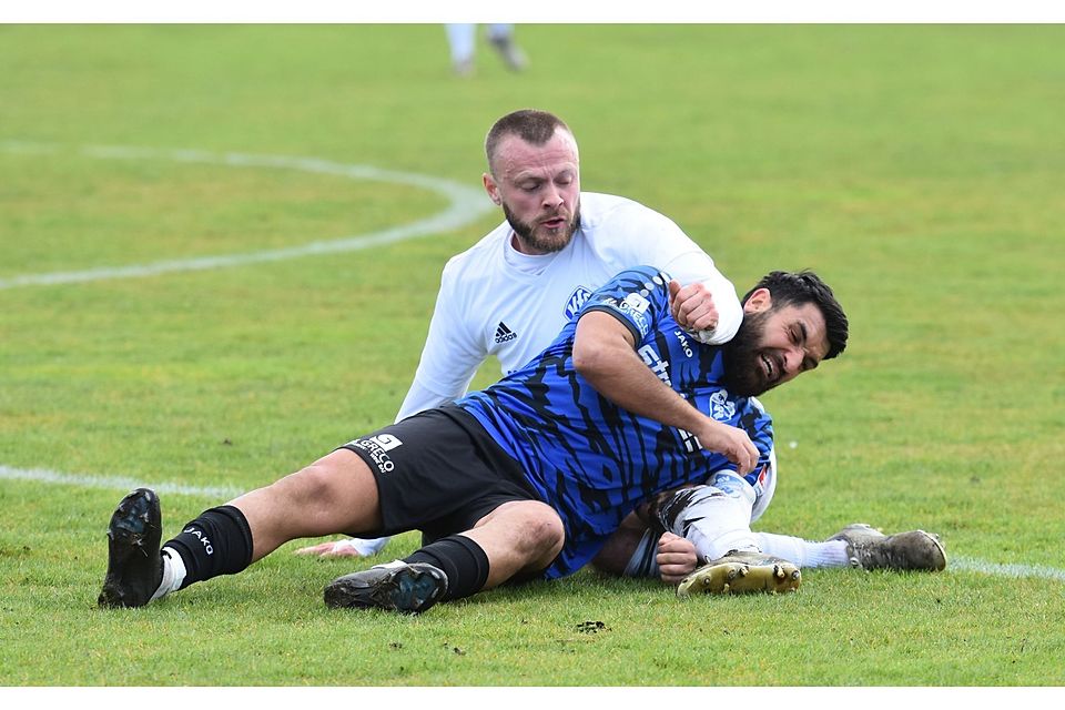In der Fußball-Landesliga 1 gewinnt der VfB Schloß Holte um Sebastian Räker (o.) das Derby gegen den SV Avenwedde um Ugur Pamuk (u.) mit 4:2. Die Avenwedder scheitern im Spiel nicht nur an mangelhafter Chancenverwertung