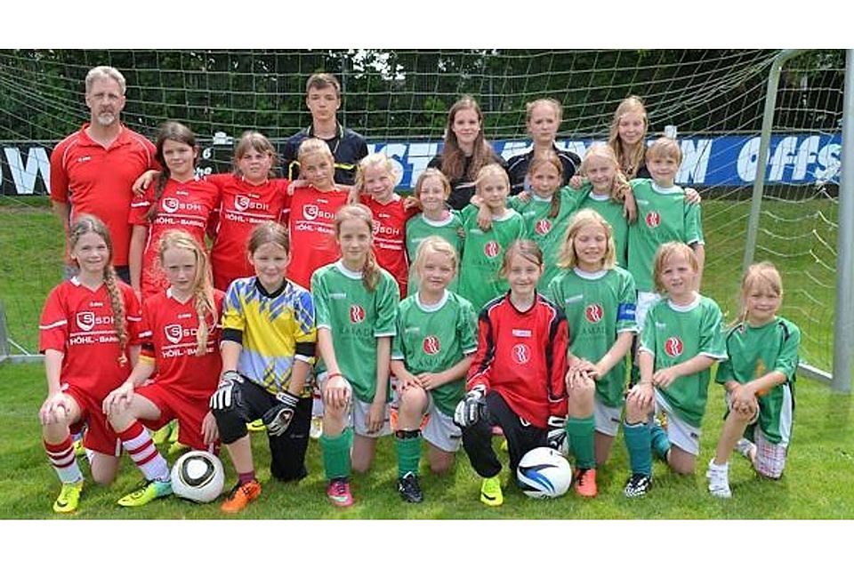 Gelingt ihnen die Titelverteidigung? Die E-Juniorinnen des BV Garrel (rechts) haben vor einem Jahr den Fußball-Kreispokal im Endspiel gegen Viktoria Elisabethfehn gewonnen. Tebben/NFV Cloppenburg